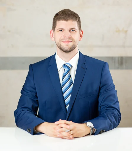 JUDr. Ondrej Brláš za pracovným stolom